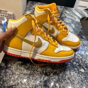 Woman’s Dunk high university gold orange